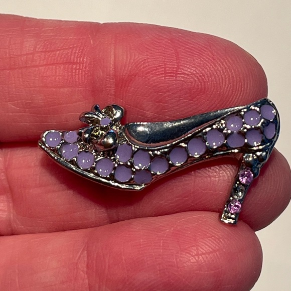 Jewelry - NWOT Purple high heel pin/brooch.